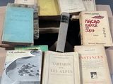 un grand nombre de livres posés sur une table
