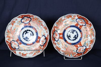 paire d'assiettes anciennes en porcelaine Imari japonaise, sur leurs socles