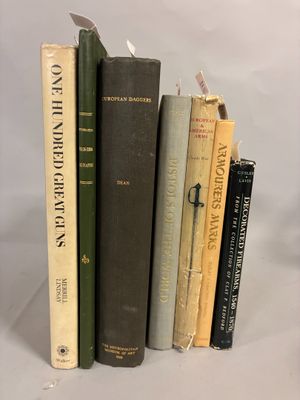 plusieurs livres sont empilés sur une surface blanche