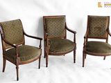 trois chaises avec un revêtement vert, un revêtement vert, un revêtement vert, un revêtement vert, un revêtement vert, un revêtement vert, un revêtement vert, un revêtement vert