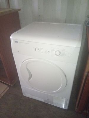 un lave-linge et un sèche-linge blancs dans une petite pièce