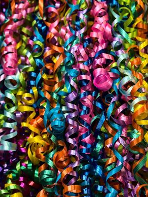Des banderoles multicolores sont disposées sur une table