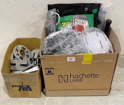 une boîte en carton remplie d'objets hétéroclites sur le sol