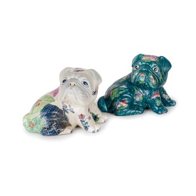 deux figurines représentant un chien et une grenouille assis l'un à côté de l'autre