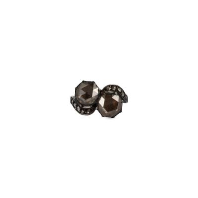 un gros plan sur une paire de boucles d'oreilles en diamants noirs sur fond blanc