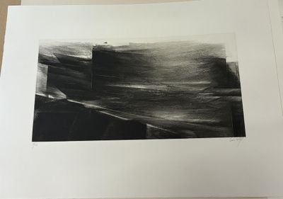 une image représentant une photo en noir et blanc d'un bateau sur l'eau