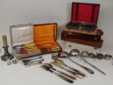 plusieurs types d'argenterie dans un coffret