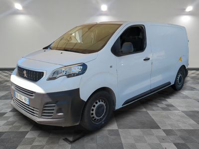 la camionnette blanche est garée sur le sol en damier d'une pièce
