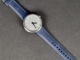 La montre est posée sur la table, à côté du bracelet.