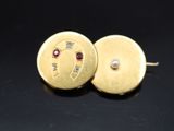 paire de boucles d'oreilles dorées ornées de grenats et de perles