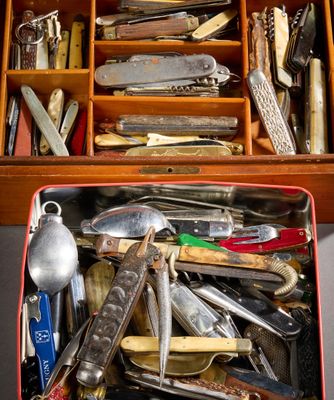 de nombreux types de couteaux différents dans une boîte en bois