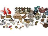 de nombreuses figurines de toutes sortes exposées sur une surface blanche