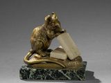 figurine en bronze représentant une souris tenant un morceau de fromage