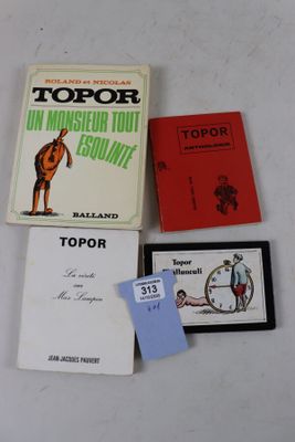 Plusieurs livres sont posés sur une surface blanche, avec une horloge en arrière-plan.