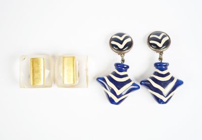 deux paires de boucles d'oreilles bleues et blanches et une paire de boucles d'oreilles dorées