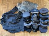 un tas de bonnets et de gants par terre