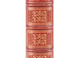 un vieux livre rouge orné de dorures