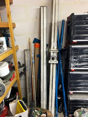 une pile d'objets hétéroclites dans un garage