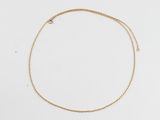 un bracelet en chaîne d'or orné d'un petit cœur