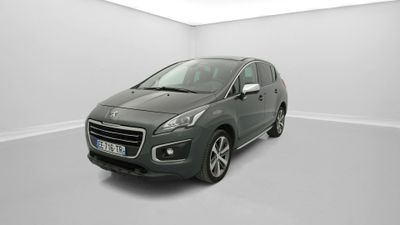 Une voiture grise est garée dans une pièce blanche