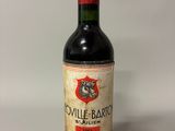 une vieille bouteille de vin posée sur une table