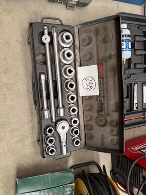 une trousse à outils posée sur une table