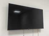 une télévision à écran plat fixée au mur dans la pièce