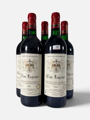 trois bouteilles de vin rouge posées l'une à côté de l'autre sur une surface blanche