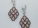 une paire de boucles d'oreilles ornées de pierres rouges et blanches