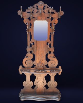 un miroir en bois posé sur un pied, avec un miroir au-dessus