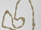 collier plaqué or composé d'une longue chaîne et d'un pendentif orné d'un oiseau
