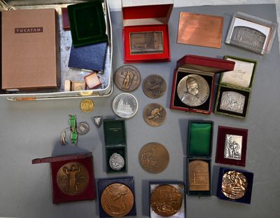 un grand nombre de pièces de monnaie et d'autres objets qui se trouvent sur la table