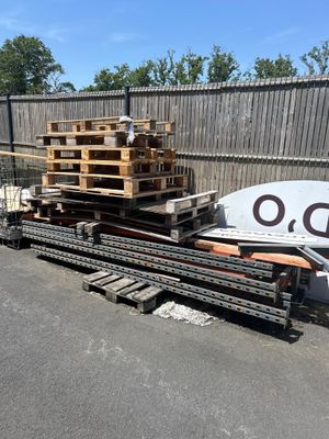 une pile de palettes posée au bord de la route