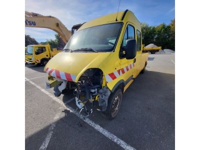 l'avant d'une camionnette jaune garée sur un parking