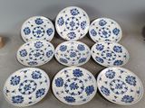 six assiettes bleues et blanches ornées de fleurs bleues, posées sur une table