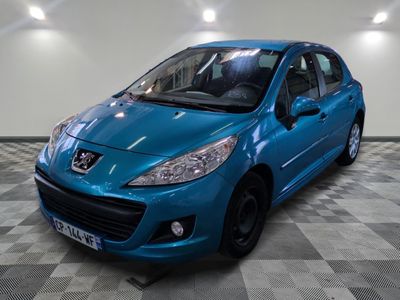 la photo d'une voiture bleue garée dans un garage