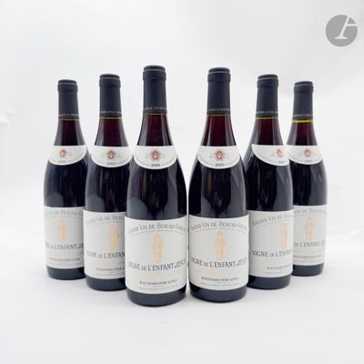 six bouteilles de vin sont alignées sur une surface blanche