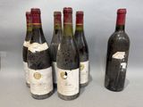 plusieurs bouteilles de vin sont alignées sur une table