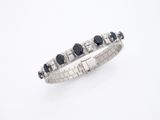 gros plan d'une bague en diamant et saphir sur fond blanc