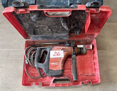 une boîte à outils rouge avec des outils sur le sol