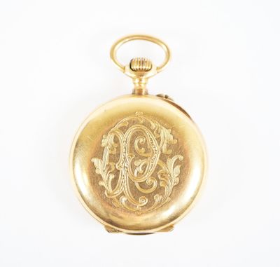 une image représentant une montre de poche en or portant un monogramme