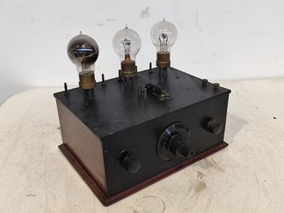une petite boîte noire surmontée de trois ampoules