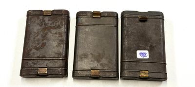 trois bagages posés les uns à côté des autres sur une table