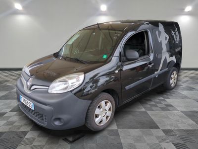 La petite camionnette est garée sur le sol en damier du garage.