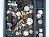 de nombreux modèles de montres différents dans une boîte