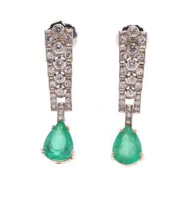 une paire de boucles d'oreilles en émeraude et diamant