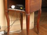 une petite table en bois sur laquelle est posée une radio