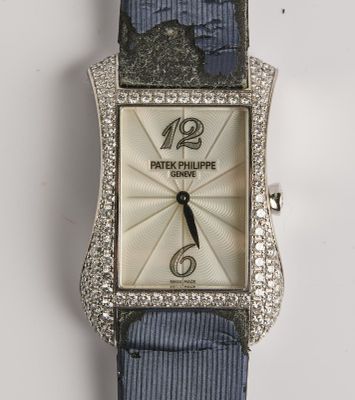 une image montrant un gros plan d'une montre-bracelet avec un bracelet bleu