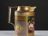 une cafetière dorée et bleue ornée d'une peinture