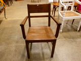 une chaise qui se trouve dans une pièce où il y a beaucoup de chaises